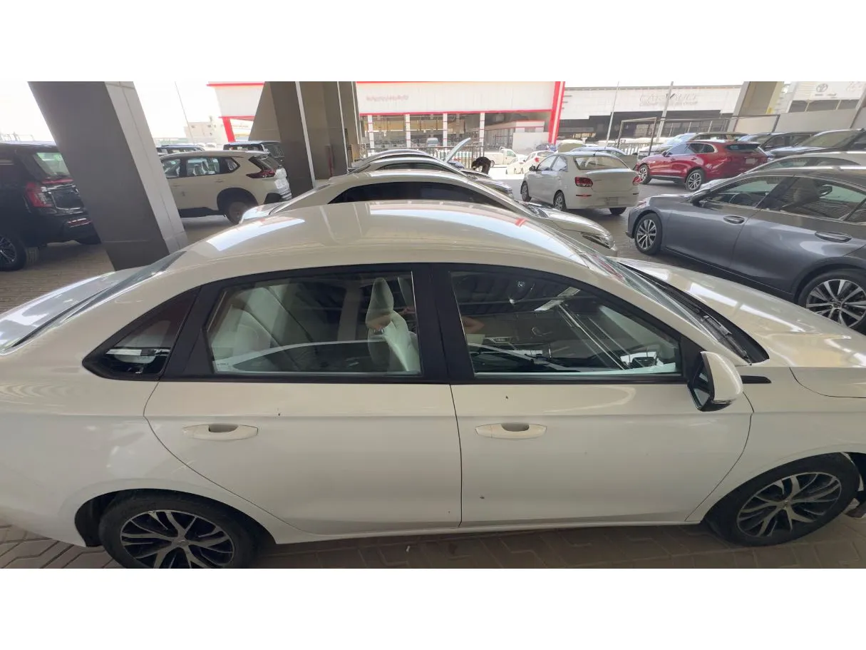 Car image 4