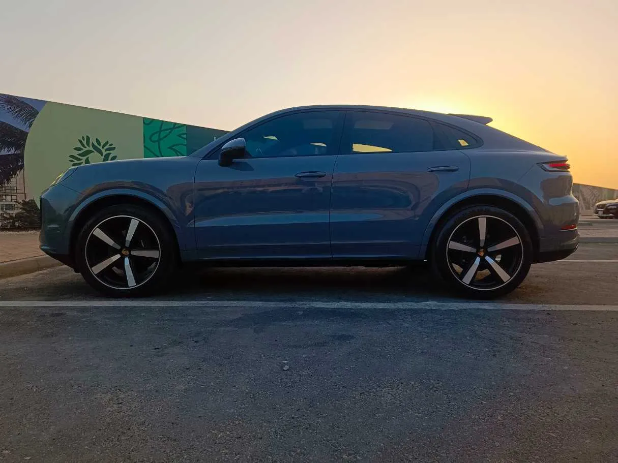 Car image 9