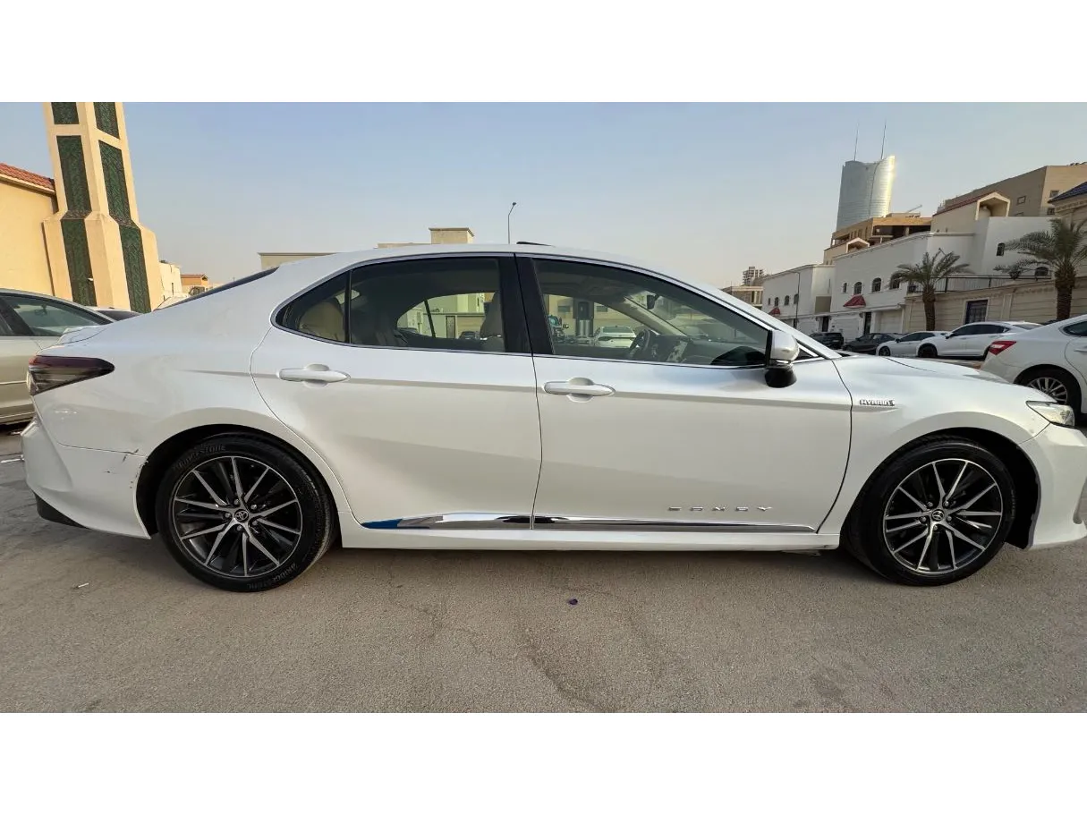 Car image 4