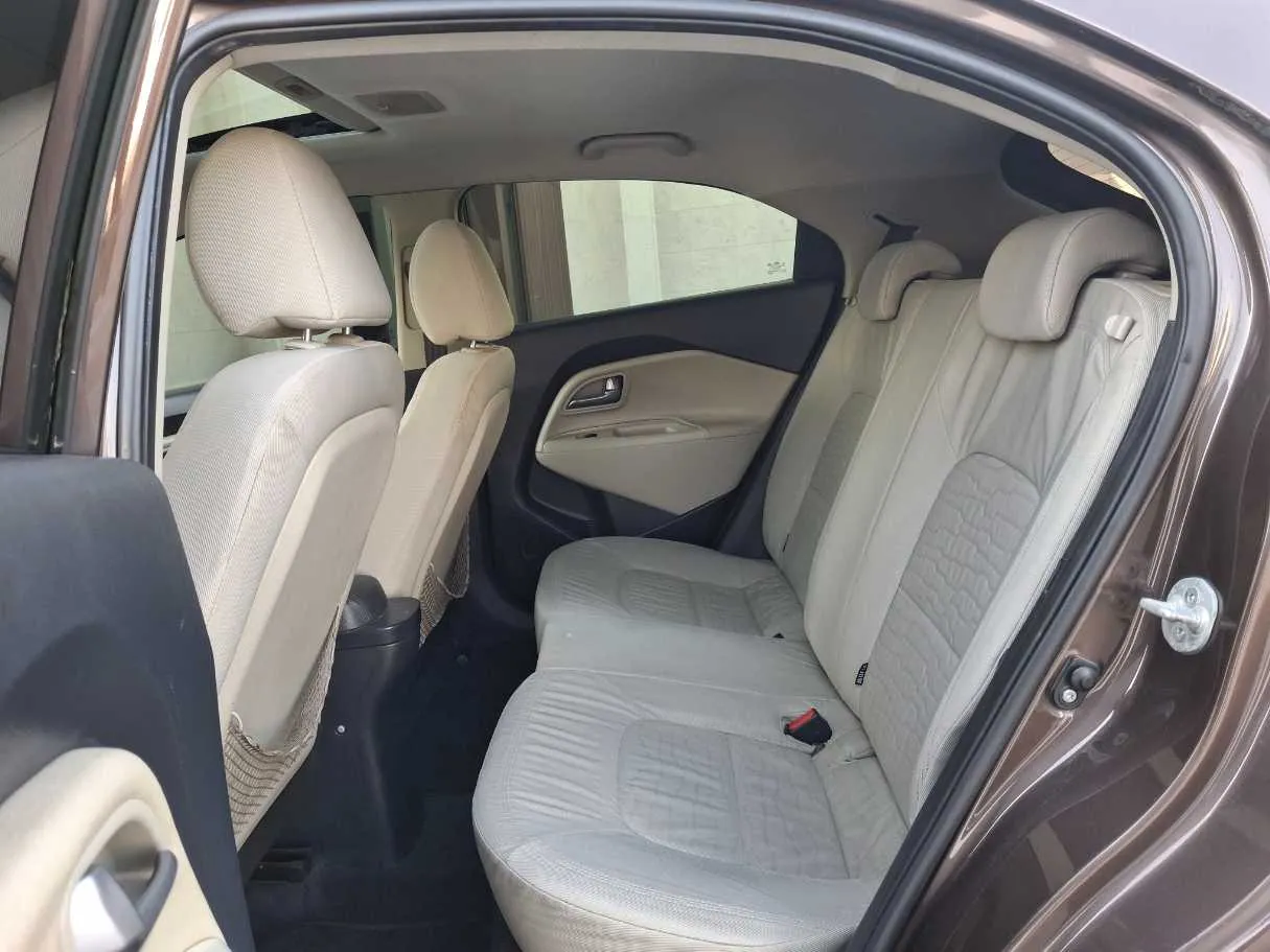 Car image 14