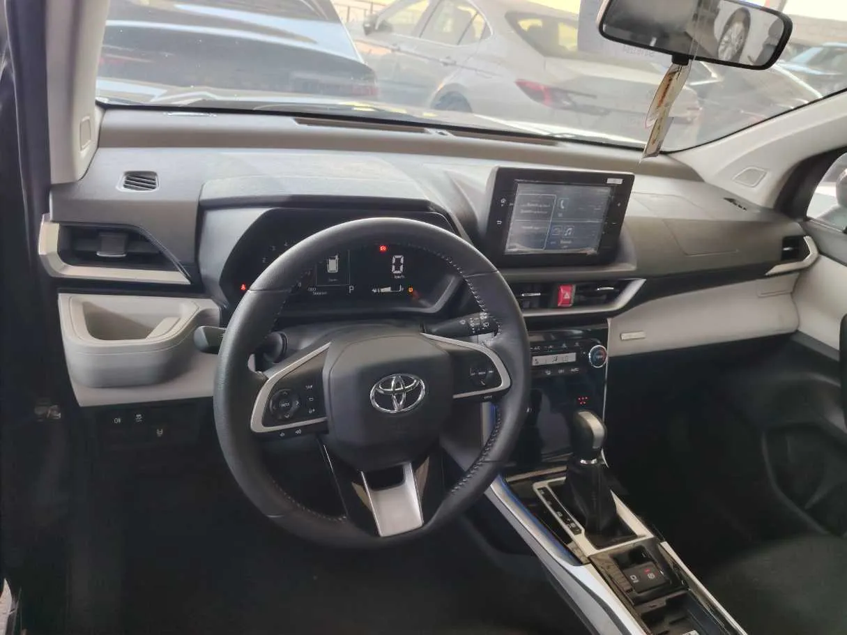 Car image 16