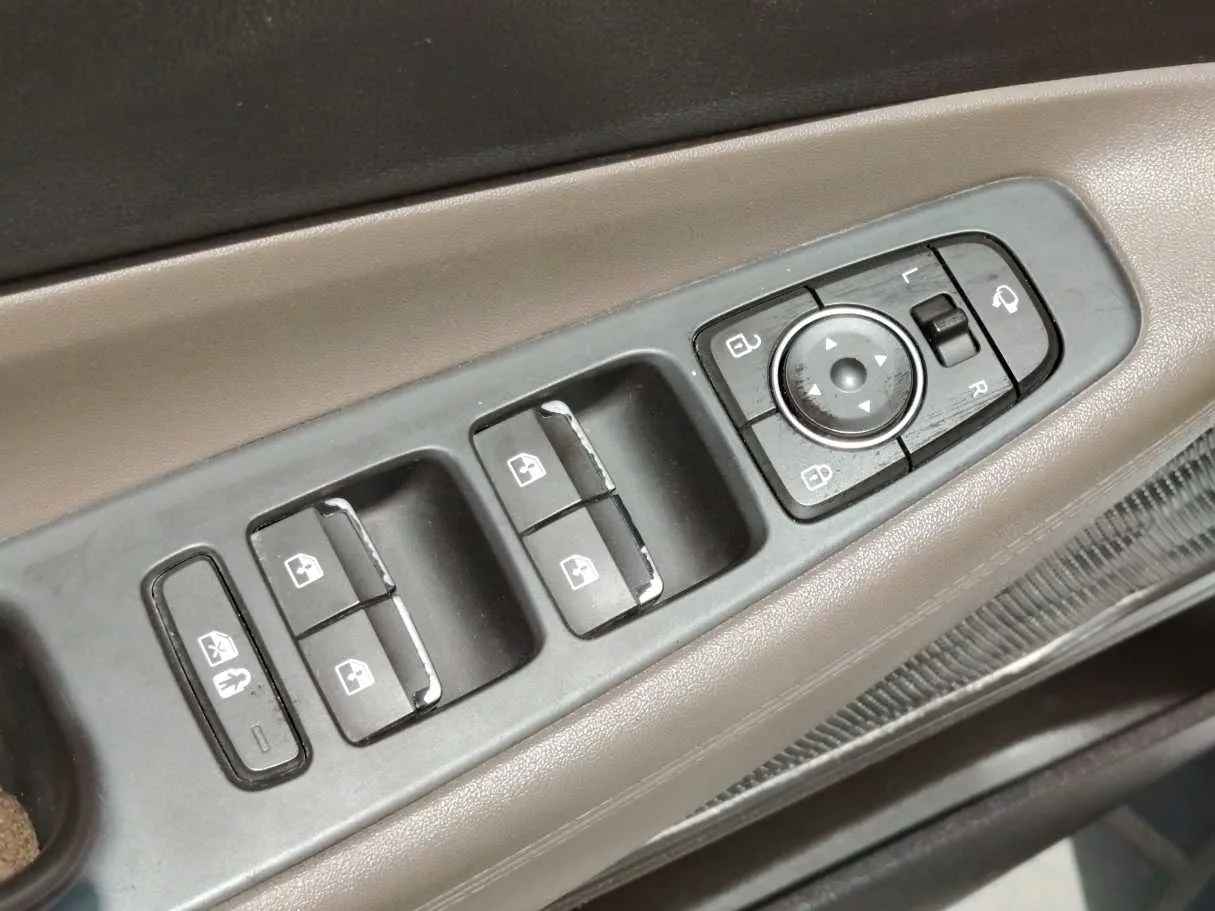 Car image 28