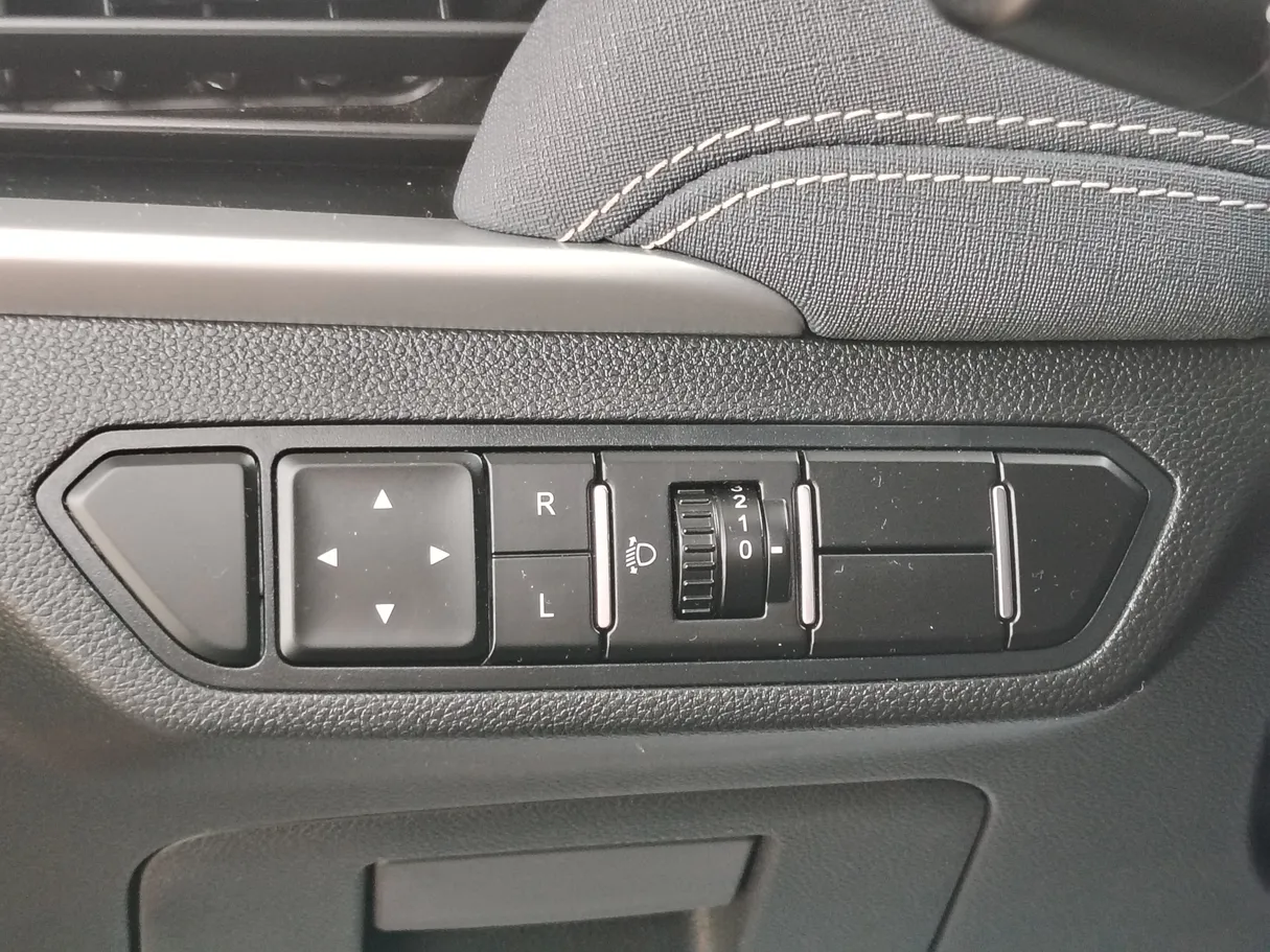 Car image 28