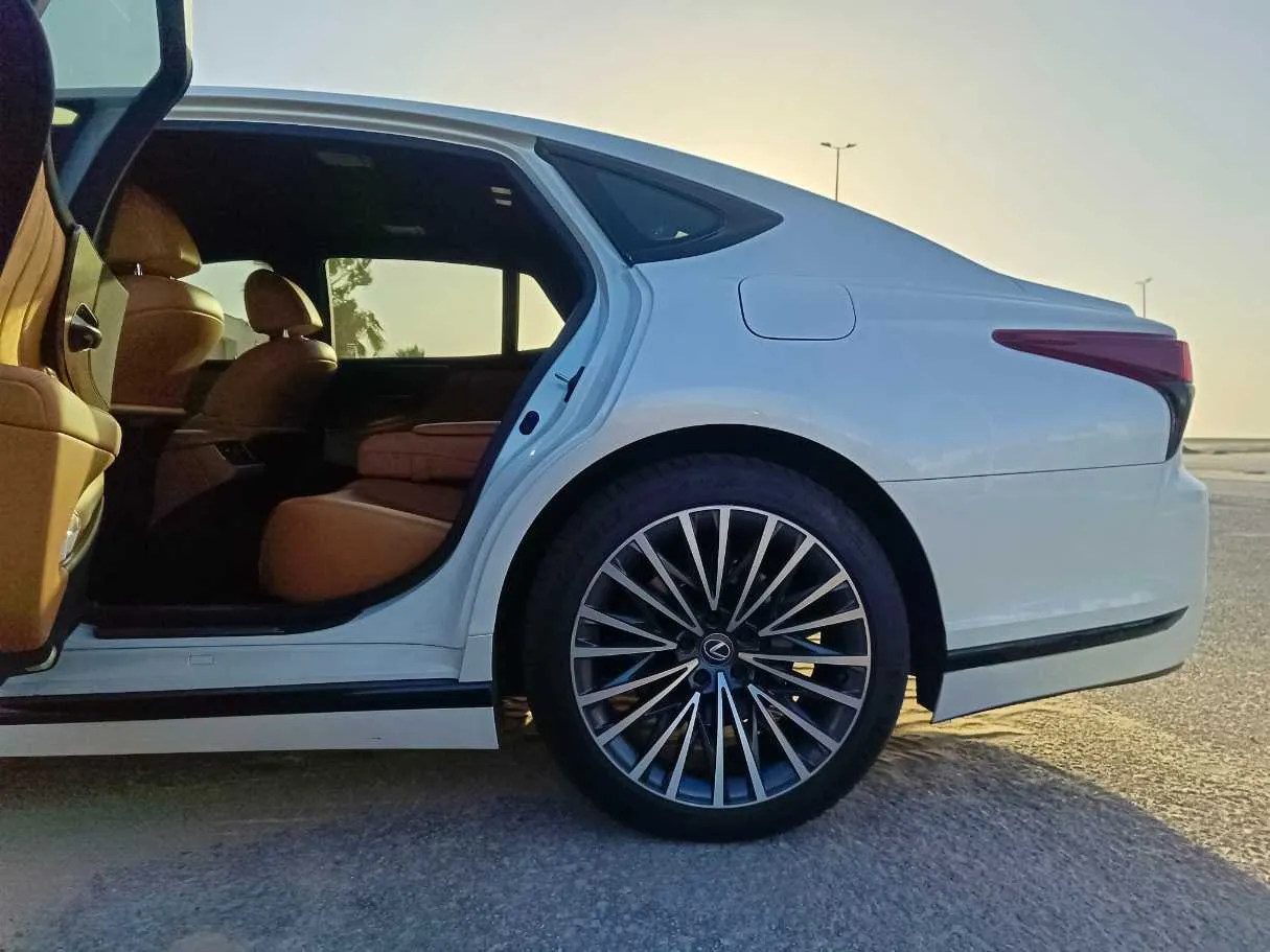 Car image 20