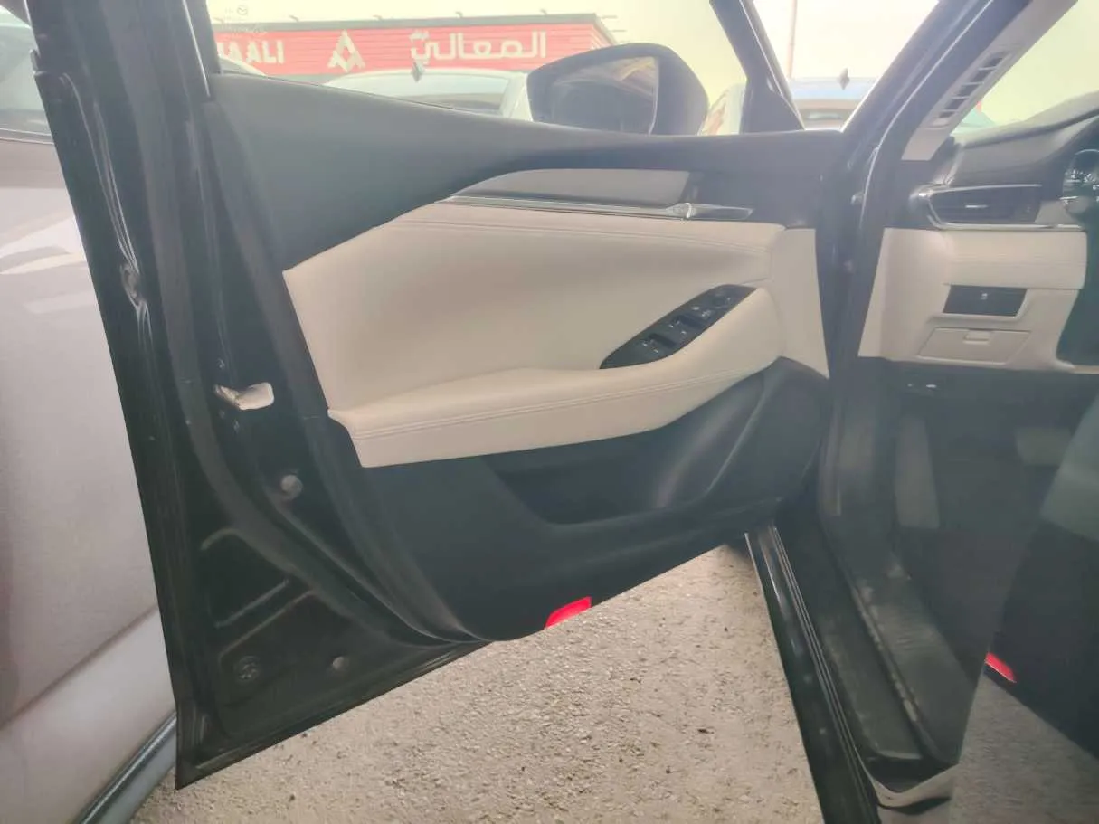 Car image 11