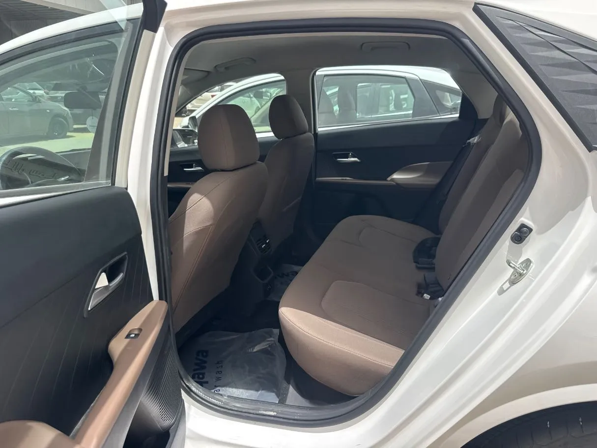Car image 16