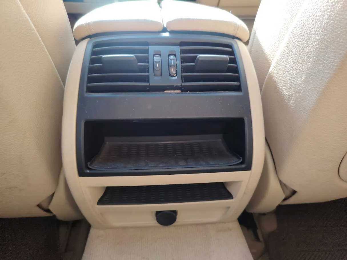 Car image 27