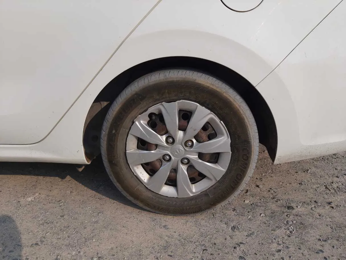 Car image 9