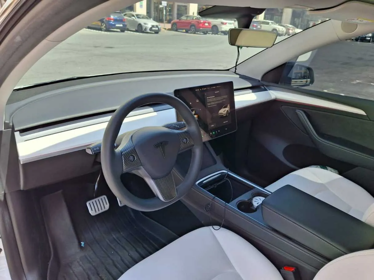 Car image 11