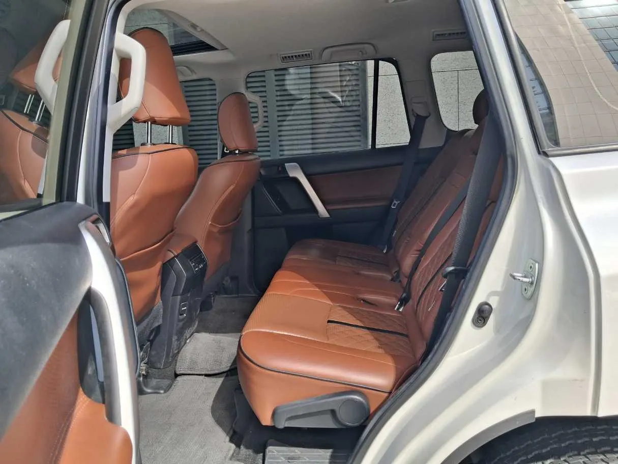 Car image 13