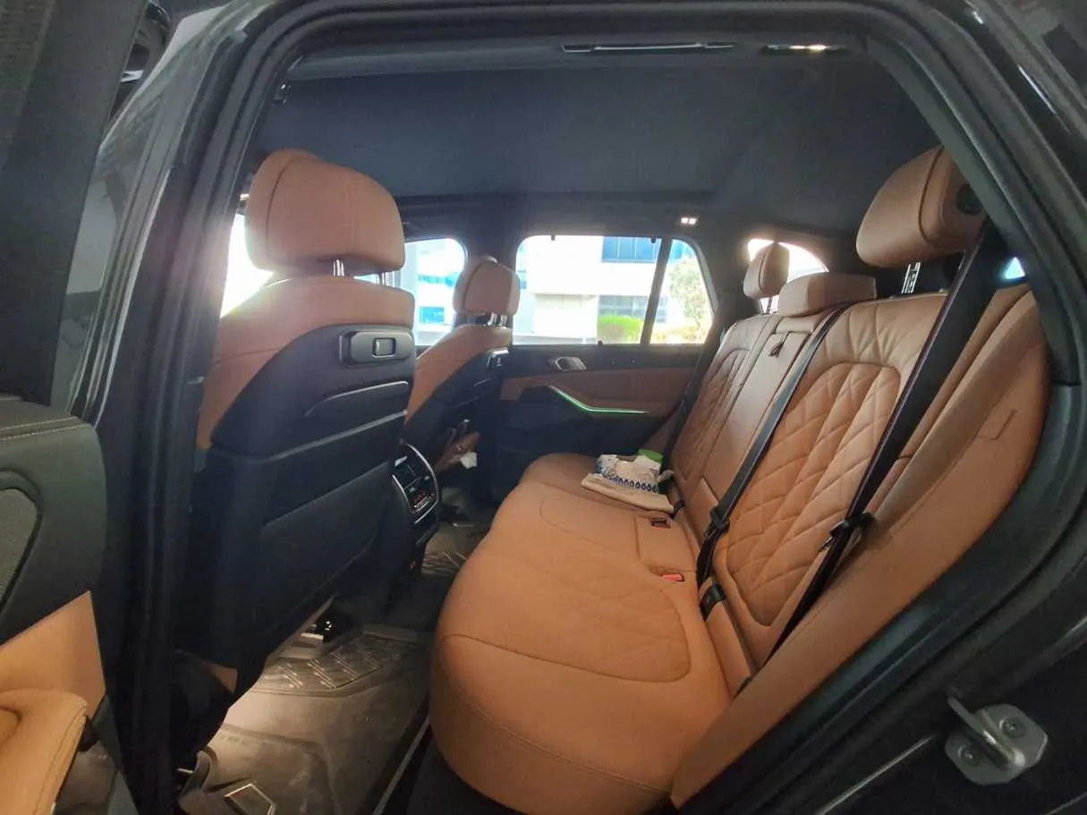 Car image 13