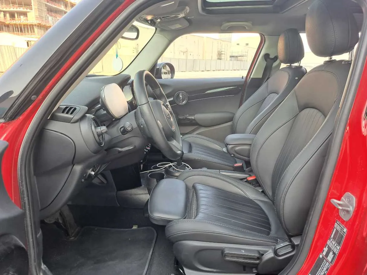 Car image 12