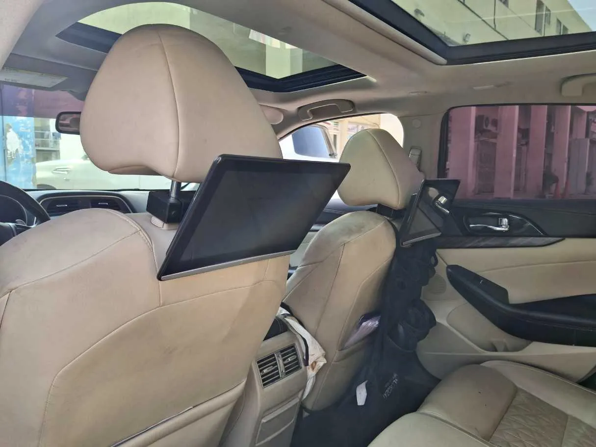Car image 20