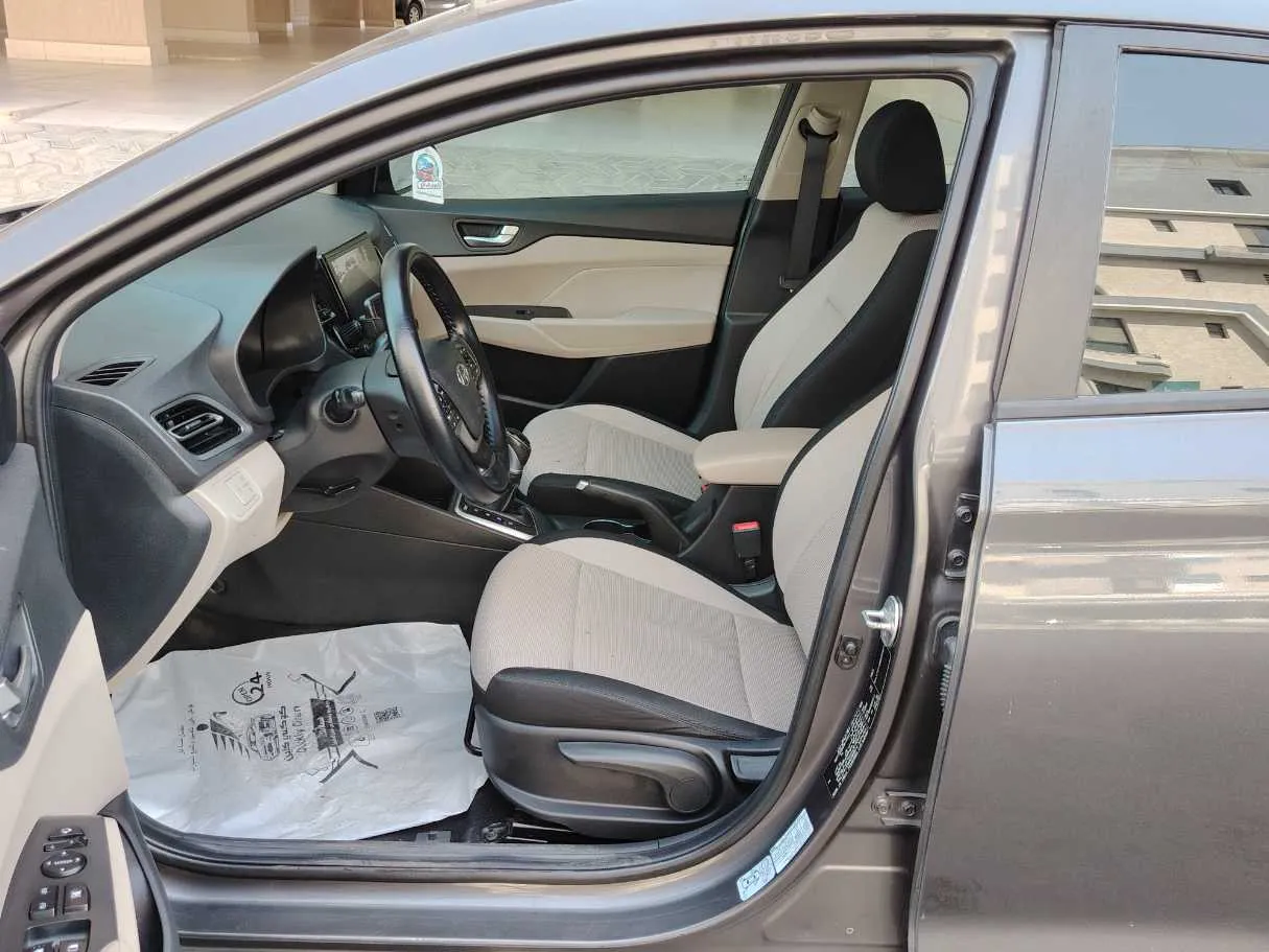 Car image 12