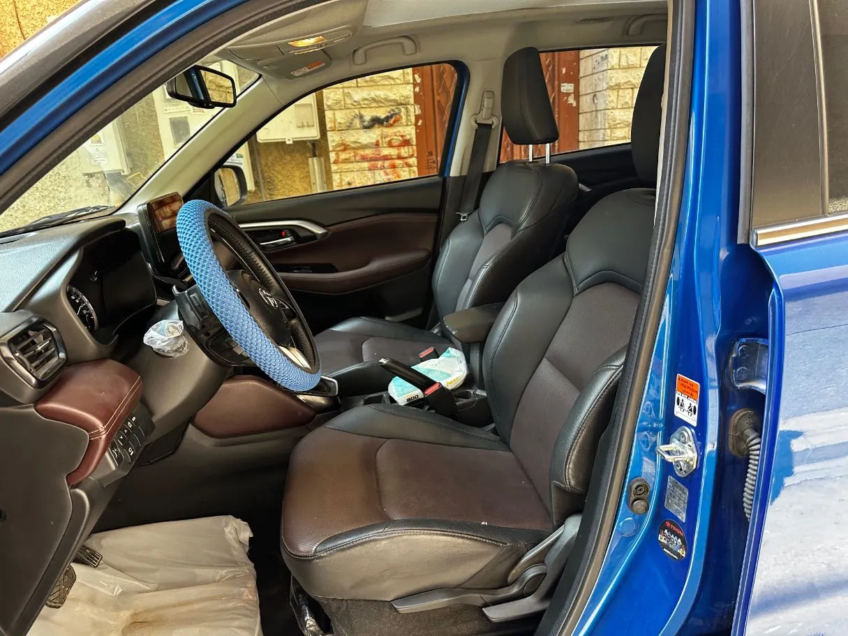 Car image 13