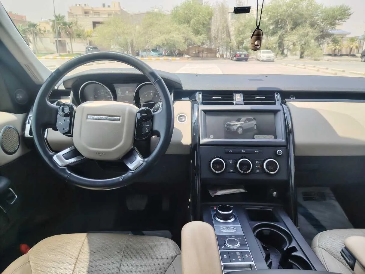 Car image 19