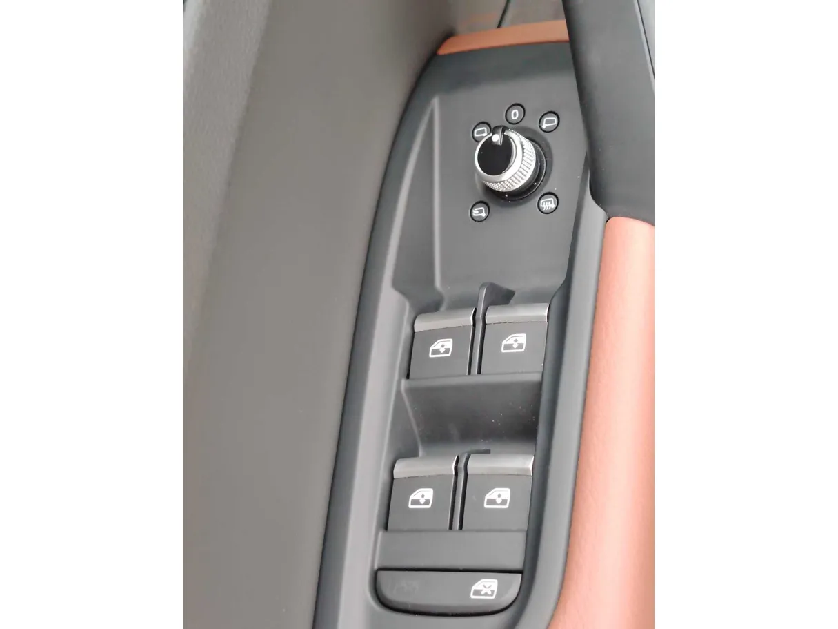 Car image 32