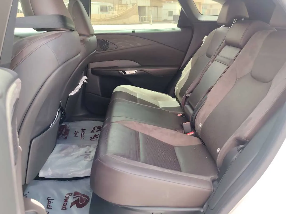 Car image 16