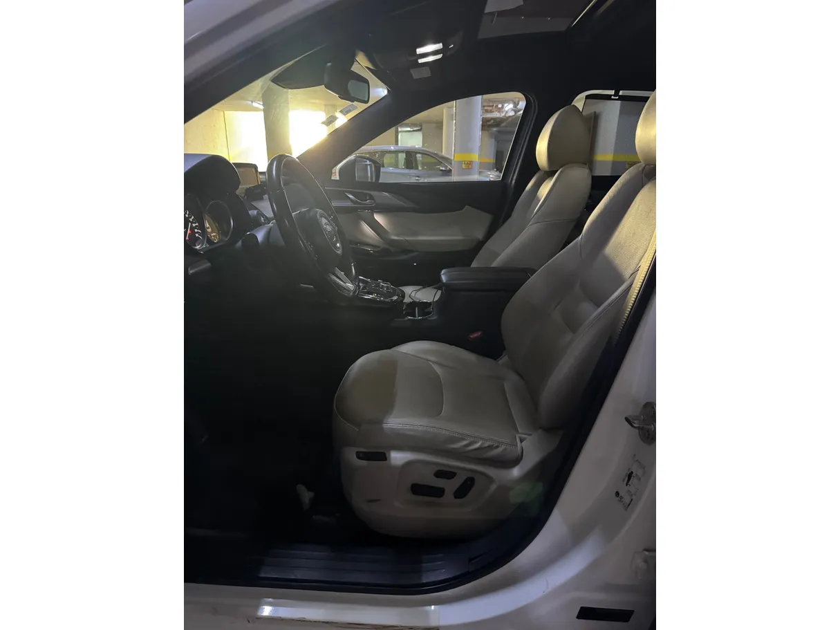 Car image 11