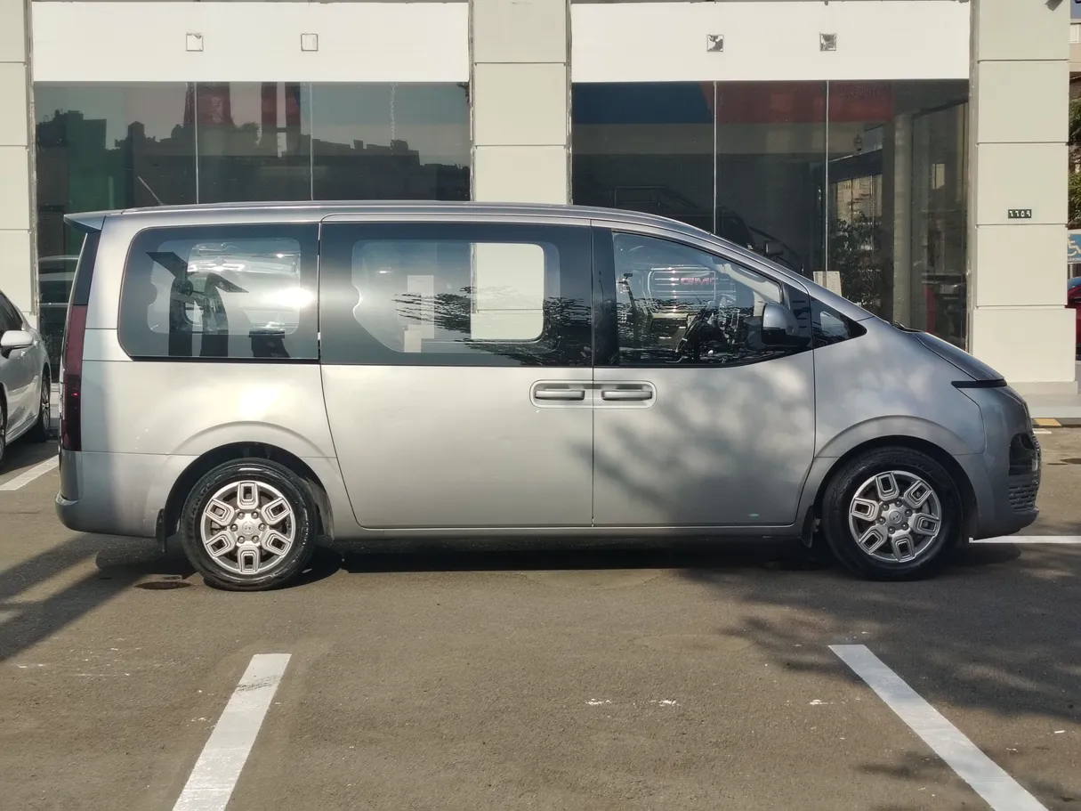 Car image 4