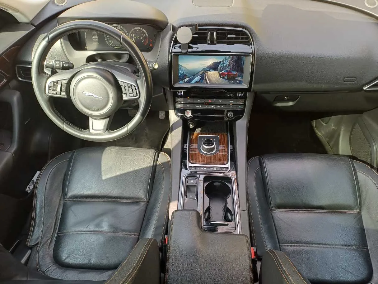 Car image 15