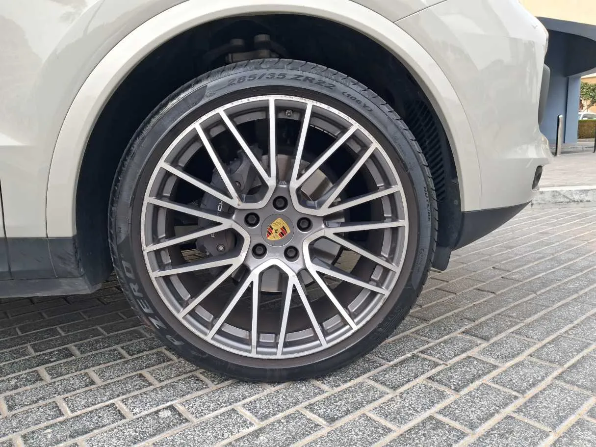 Car image 9