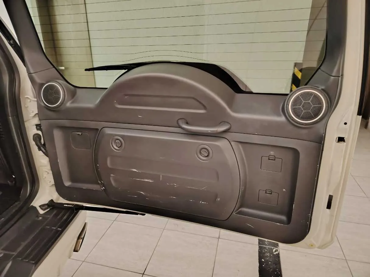 Car image 32