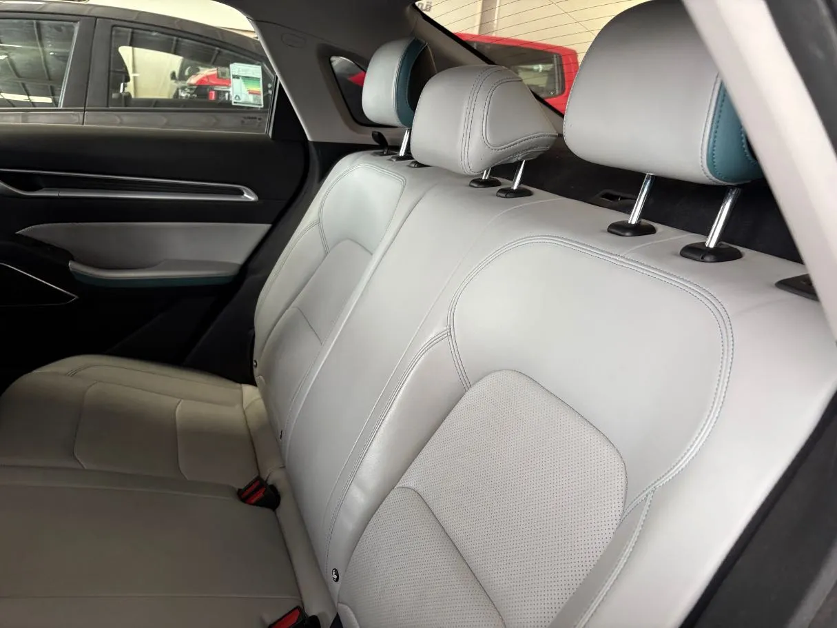 Car image 15