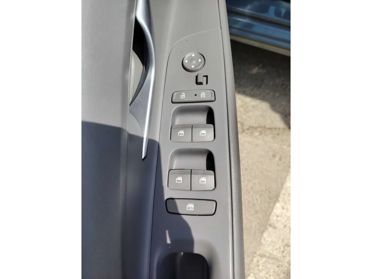 Car image 27