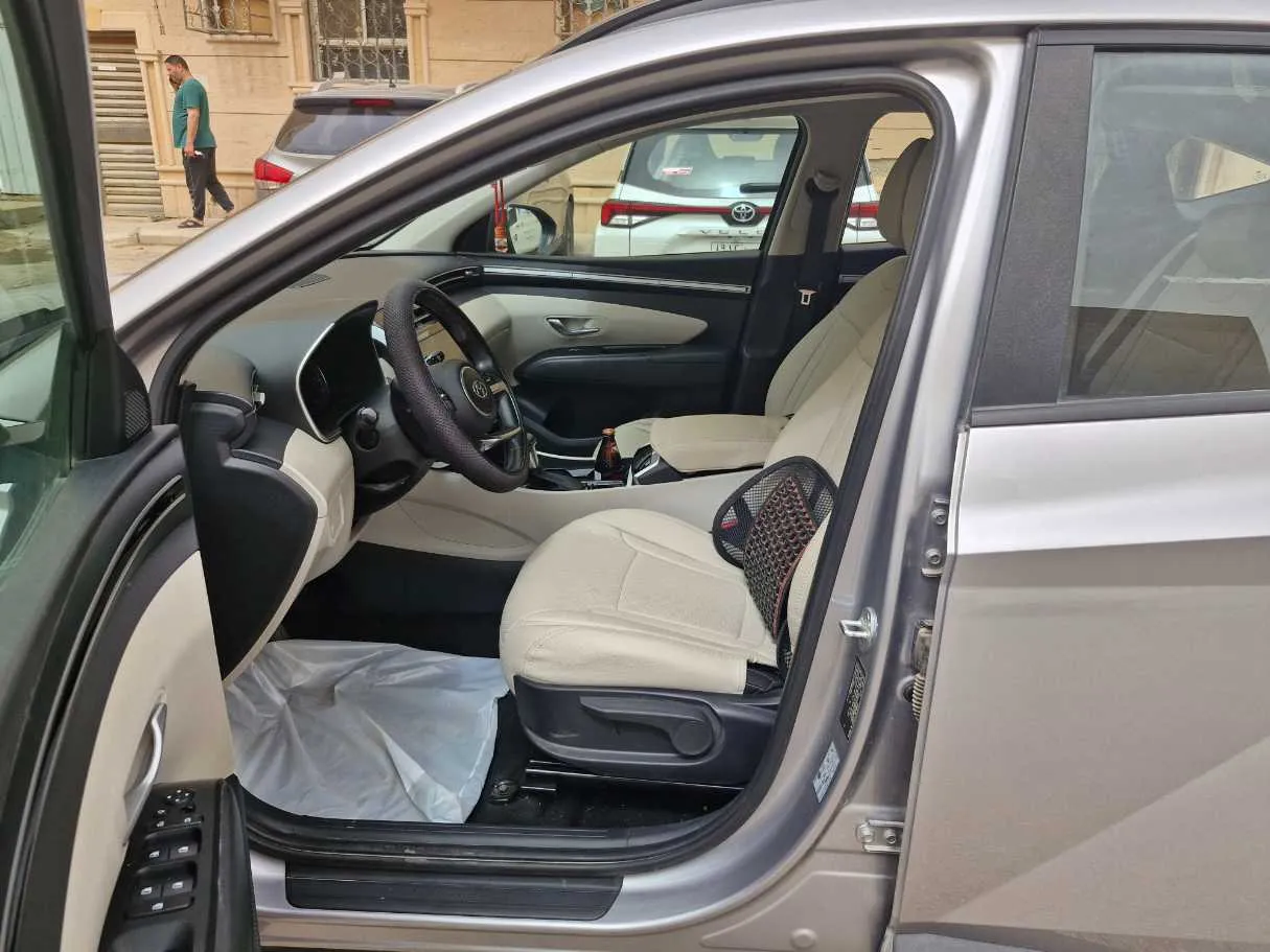 Car image 12