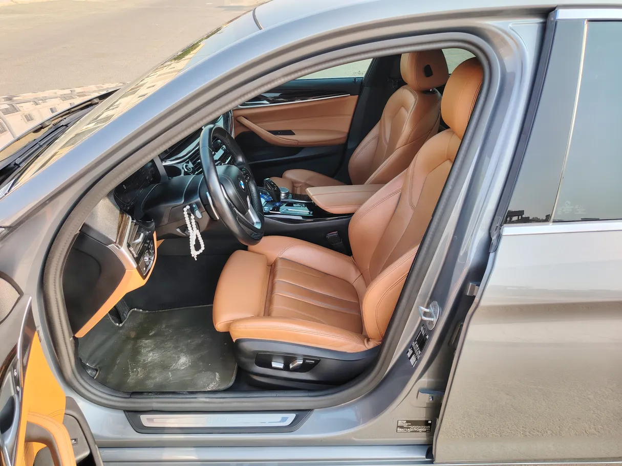Car image 12