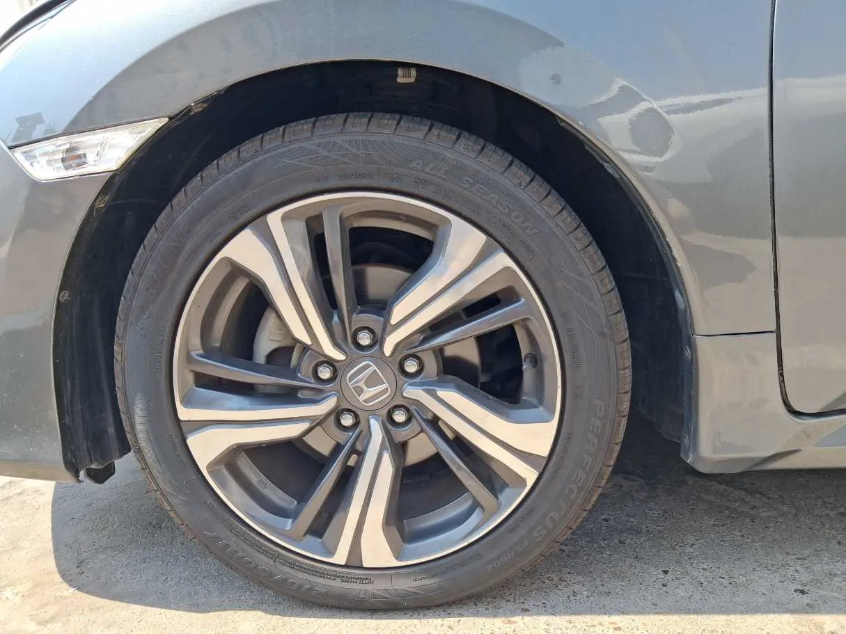 Car image 9