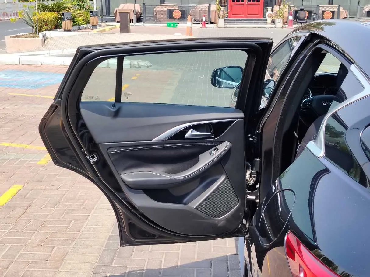 Car image 14