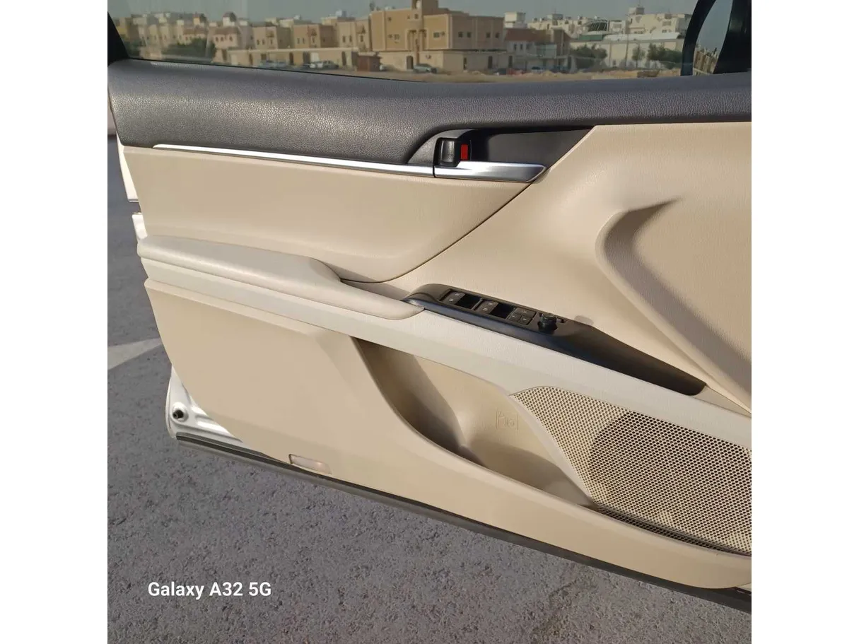 Car image 25