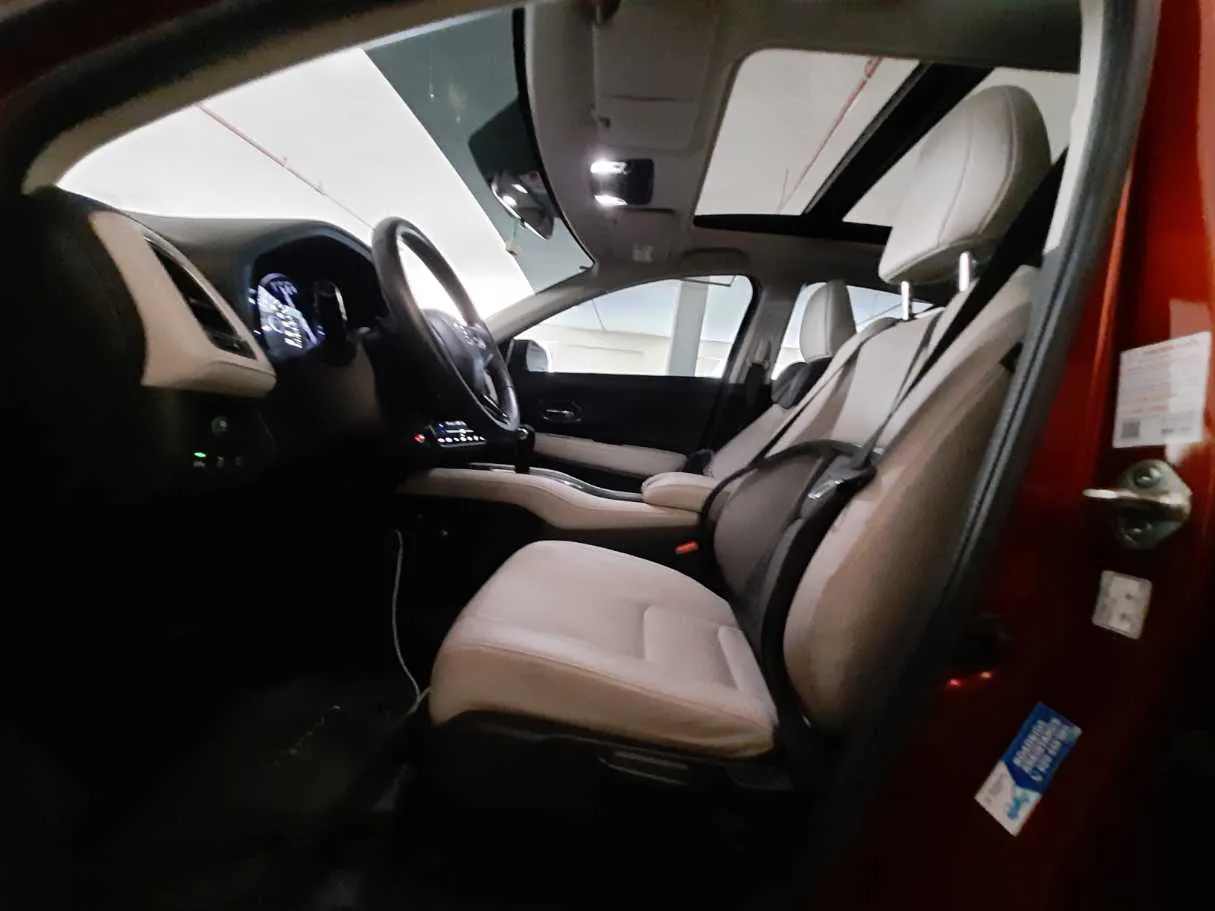 Car image 12