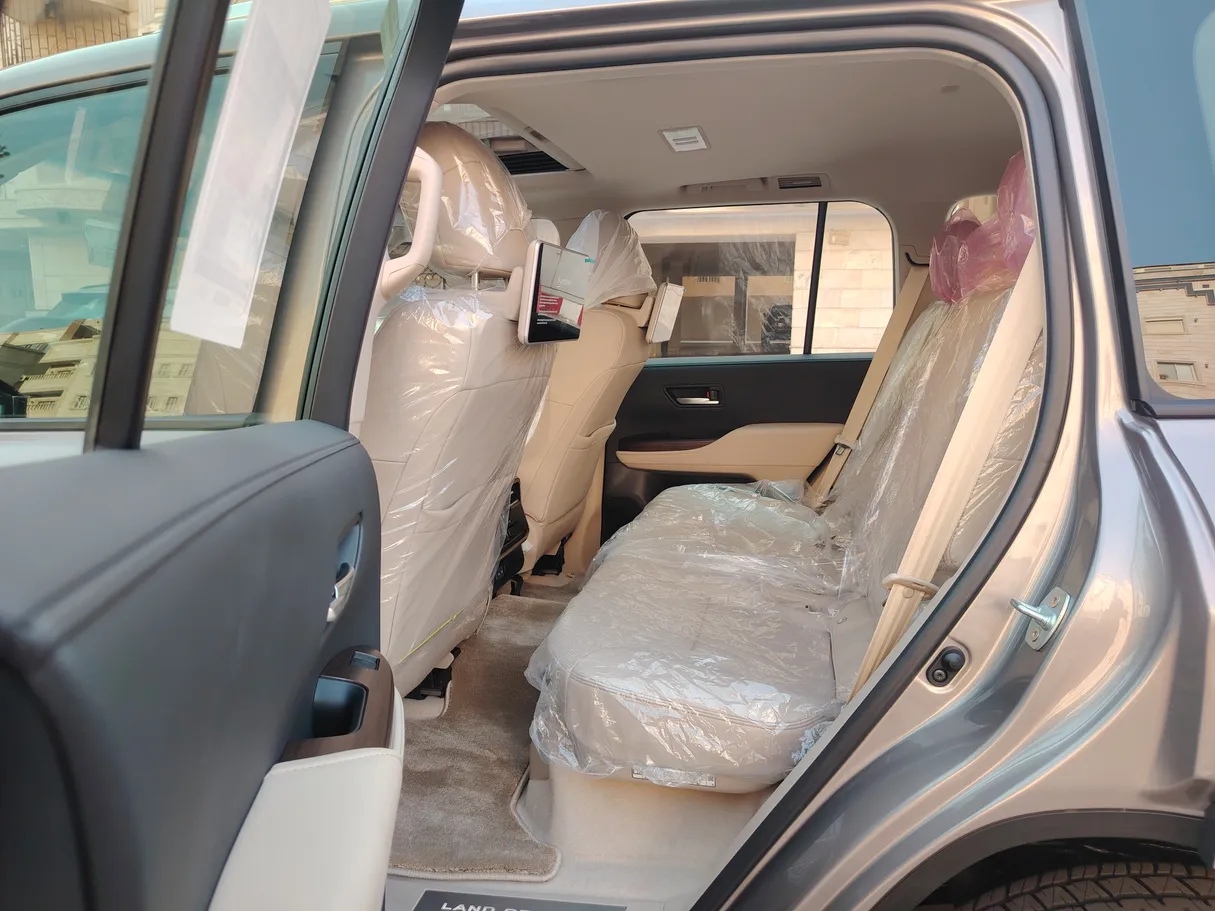 Car image 14