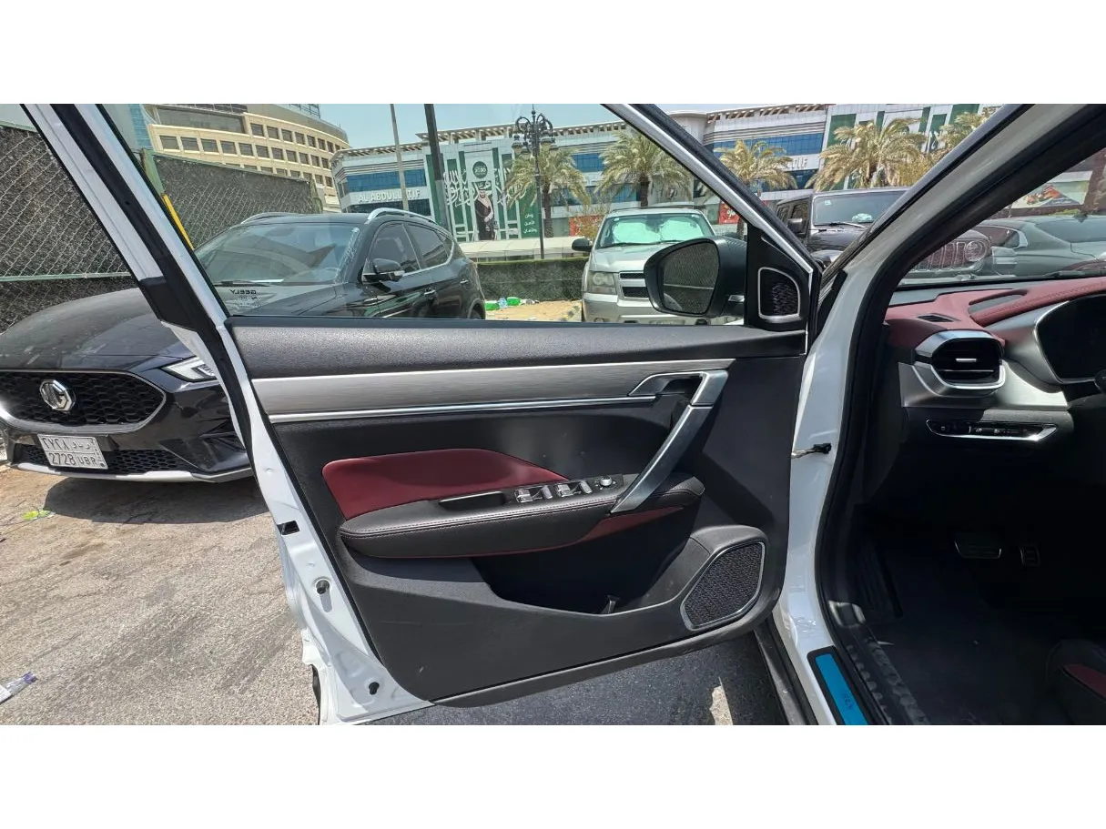 Car image 9