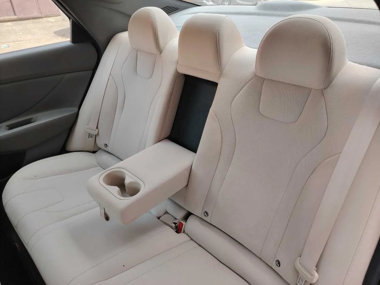 Car image 16