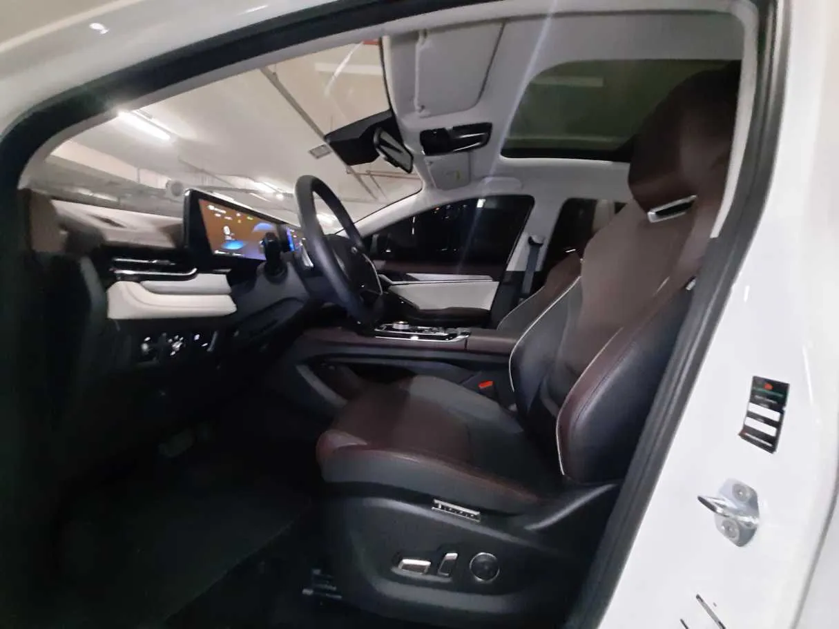 Car image 12