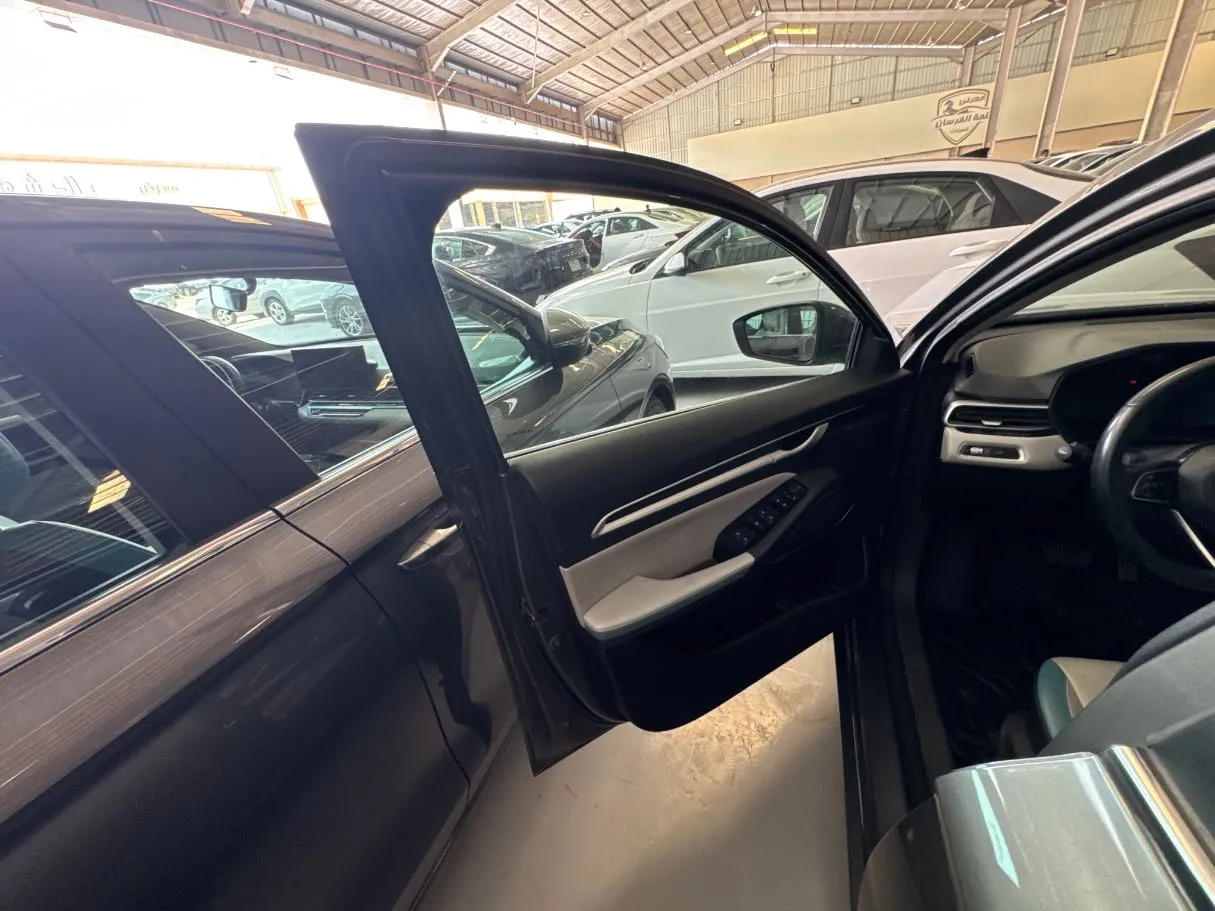 Car image 7