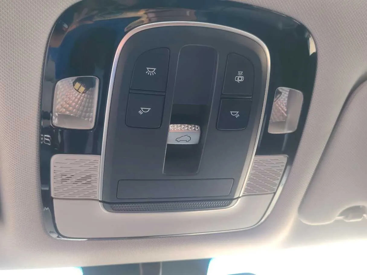 Car image 27