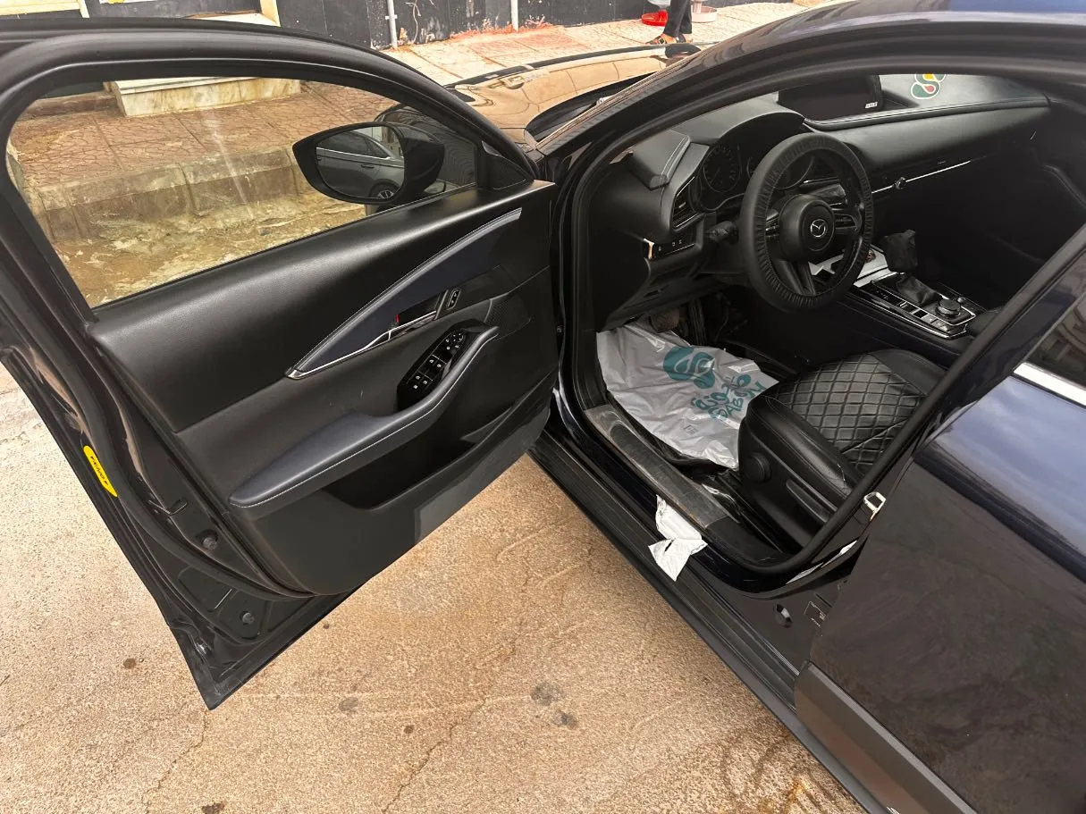 Car image 11