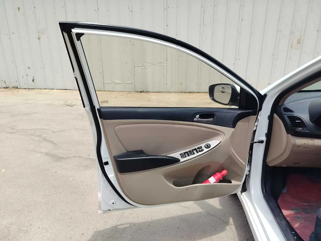 Car image 11