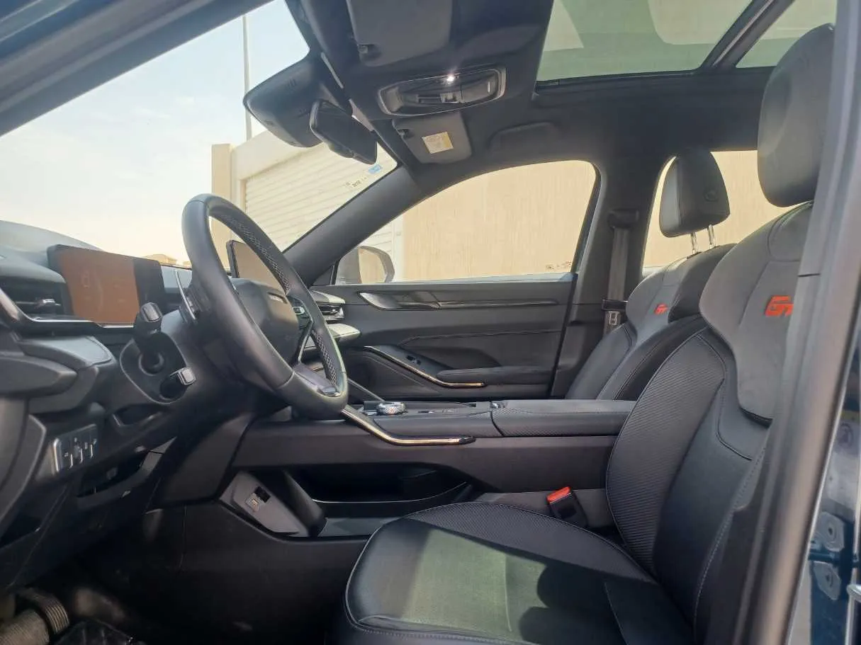 Car image 12