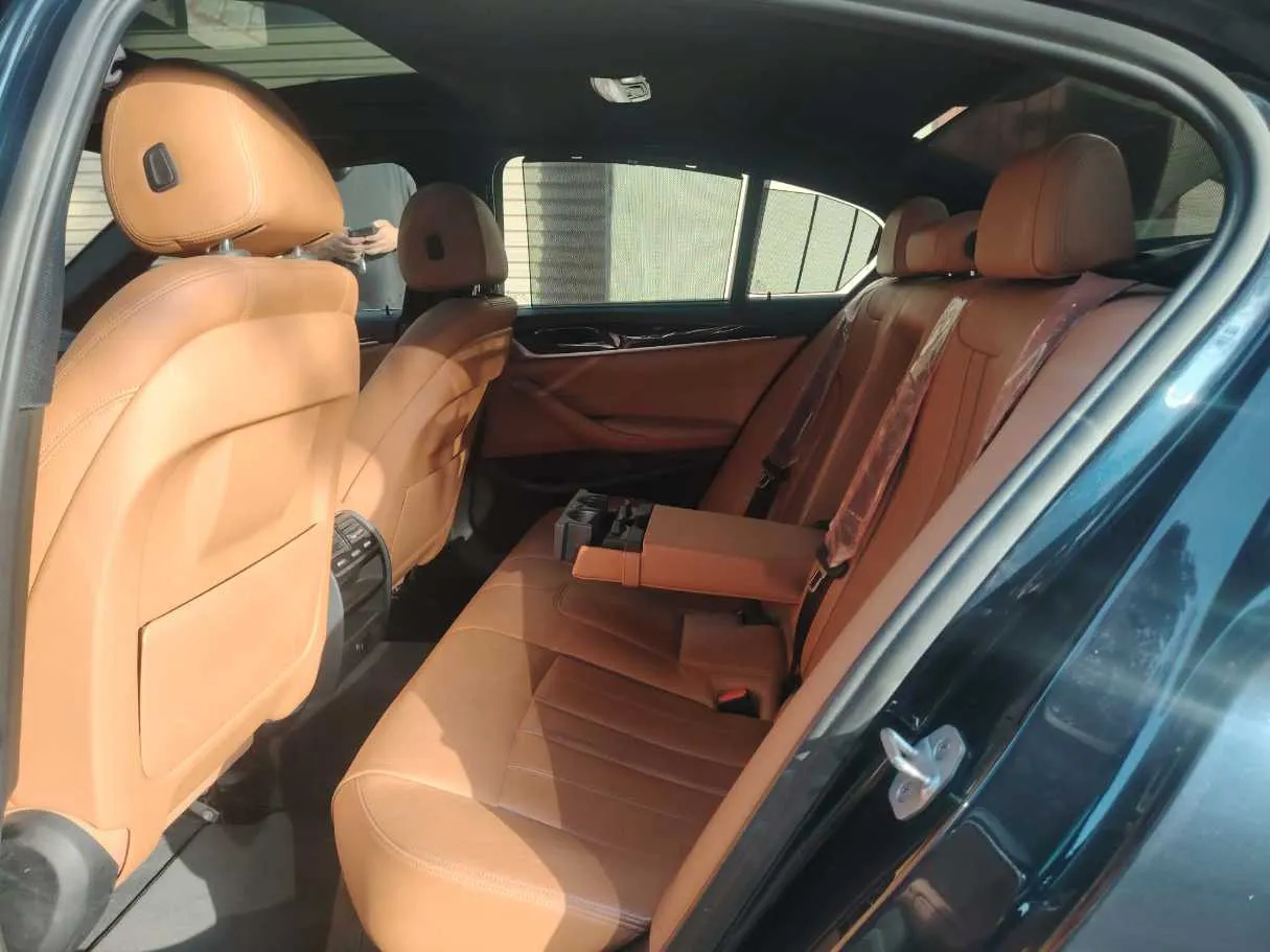 Car image 19