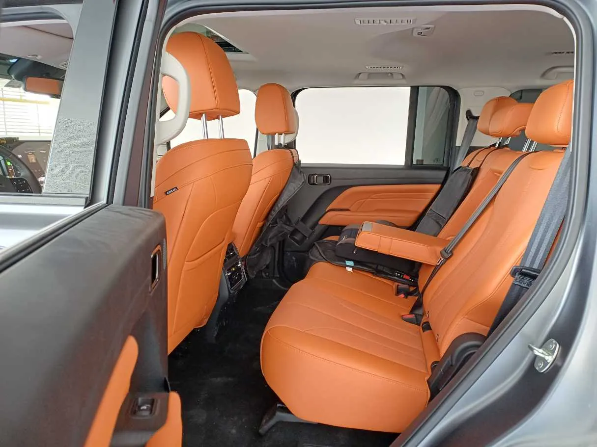 Car image 13