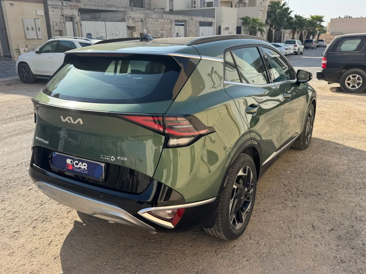Car image 4
