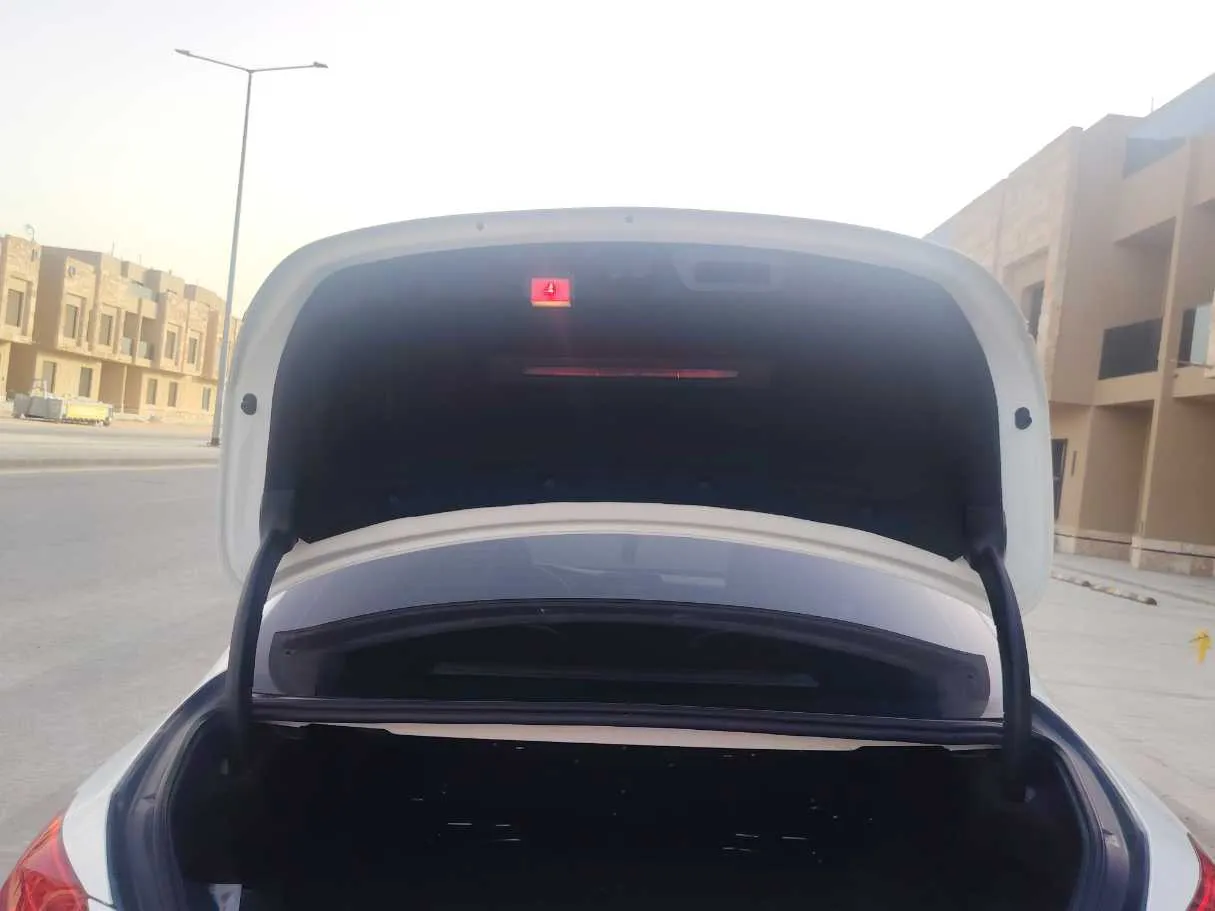 Car image 24