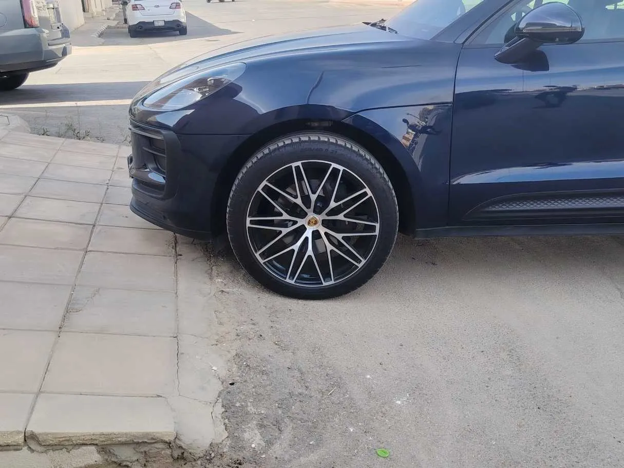 Car image 9
