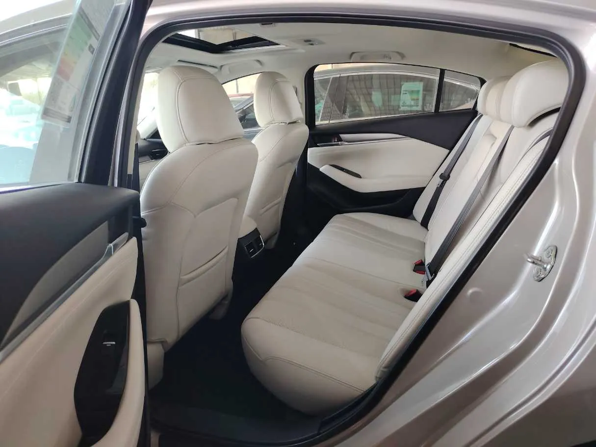 Car image 16